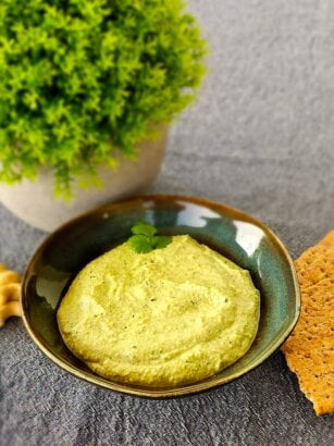 Vegan cashew paste with fresh herbs – a creamy and nutritious spread.