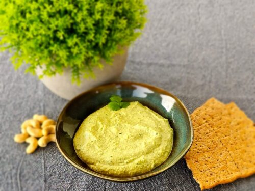 Vegan cashew paste with fresh herbs – a creamy and nutritious spread.