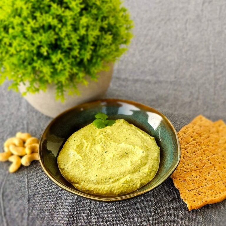 Vegan cashew paste with fresh herbs – a creamy and nutritious spread.