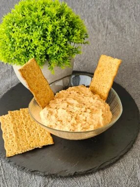 Pastă cremoasă de roșii uscate și fasole albă servită pe pâine prăjită.