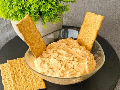 Pastă cremoasă de roșii uscate și fasole albă servită pe pâine prăjită.